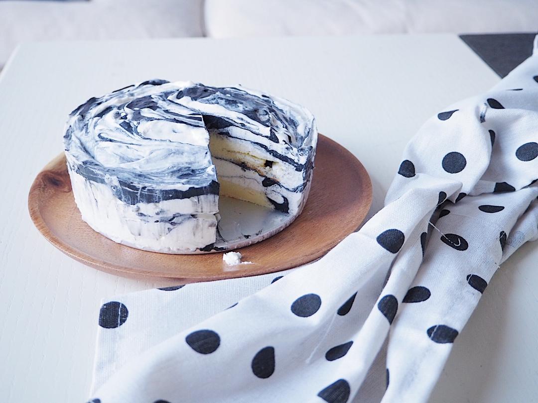 渐变黑白酸奶慕斯