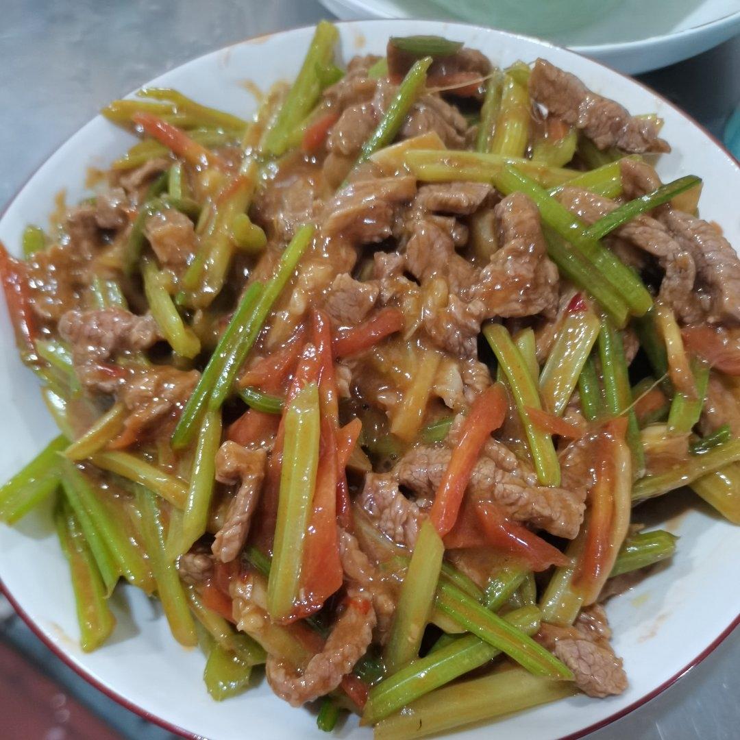 牛肉炒芹菜(不老不柴嫩滑多汁)