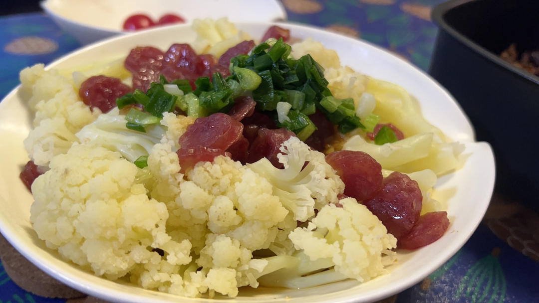 一上桌就被抢完！鲜香软嫩多汁的腊肠蒸花菜