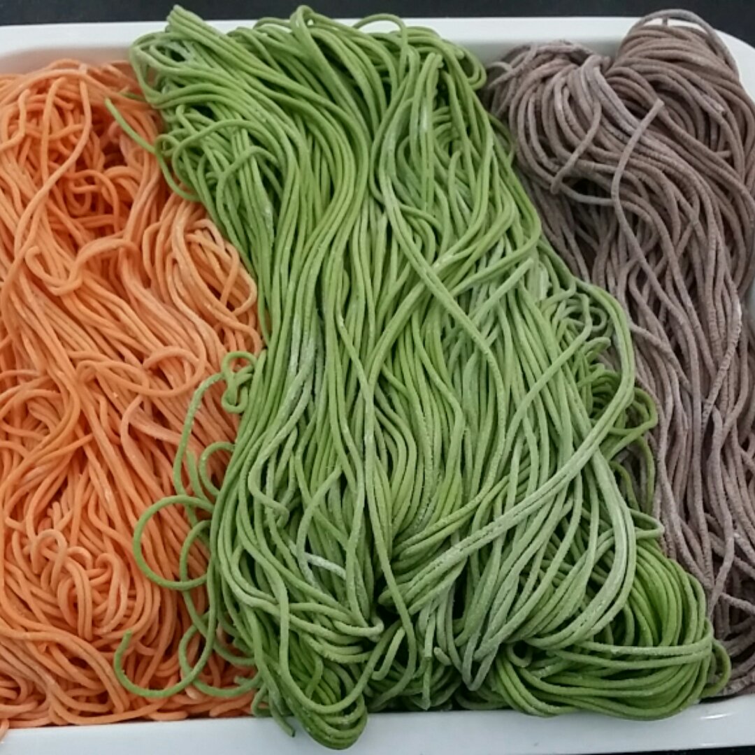 自制纯天然蔬菜汁彩色面条