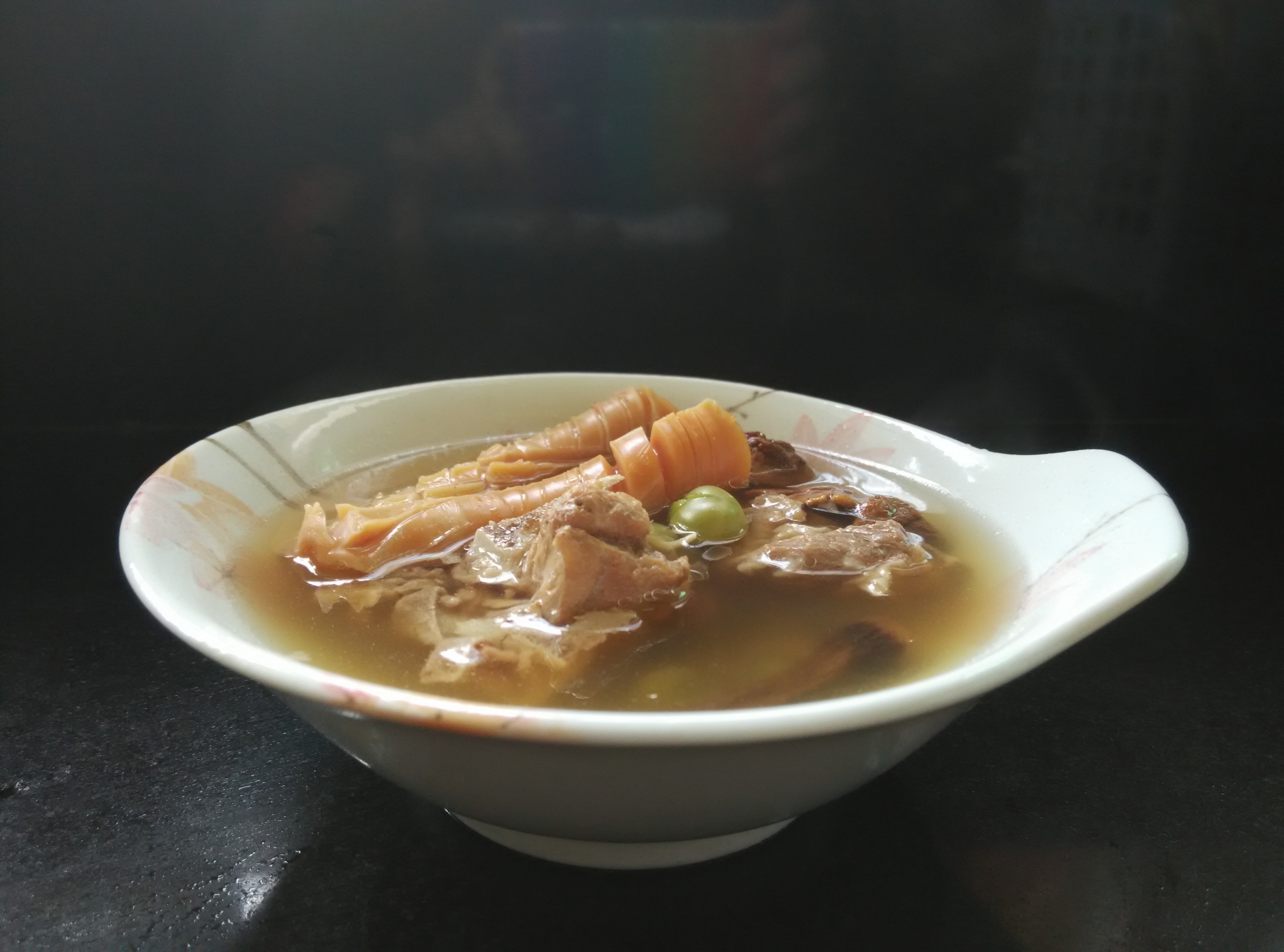 松茸排骨鱿鱼豌豆汤的做法