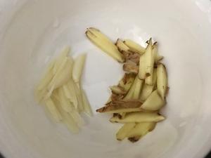 草菇炒酸菜的做法 步骤3