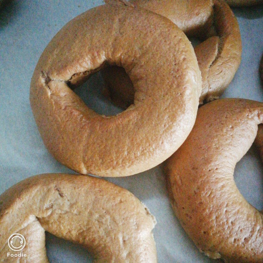 既健康又有嚼劲的椰汁油全麦贝果