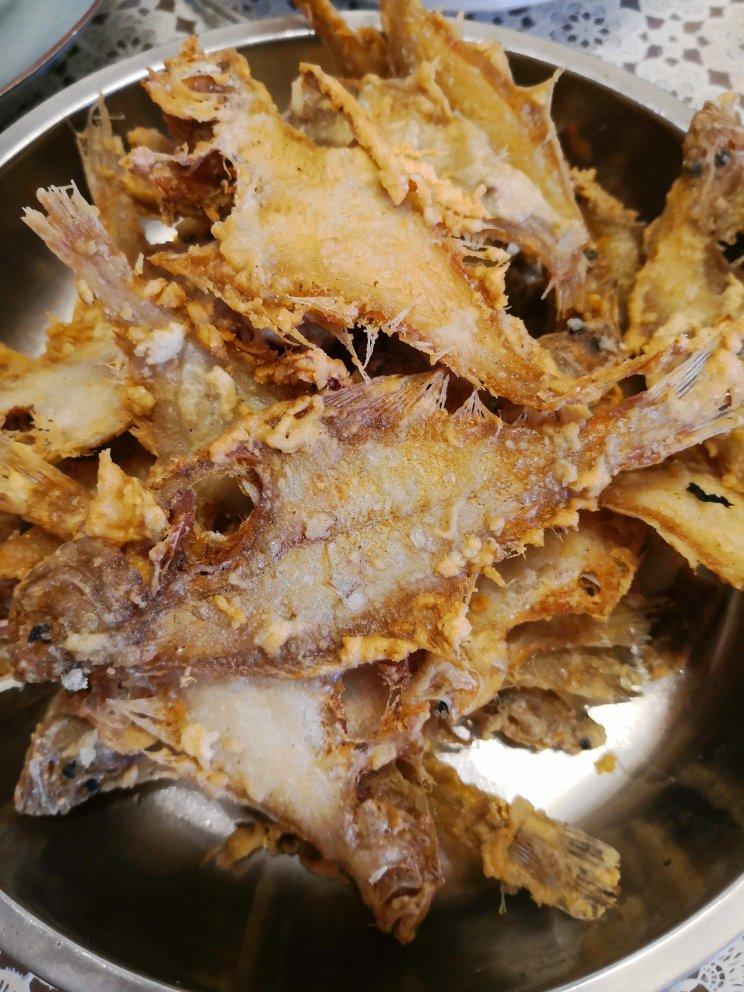 〈炸小偏口鱼〉，就喜欢吃小的，入味。欣小厨 😉