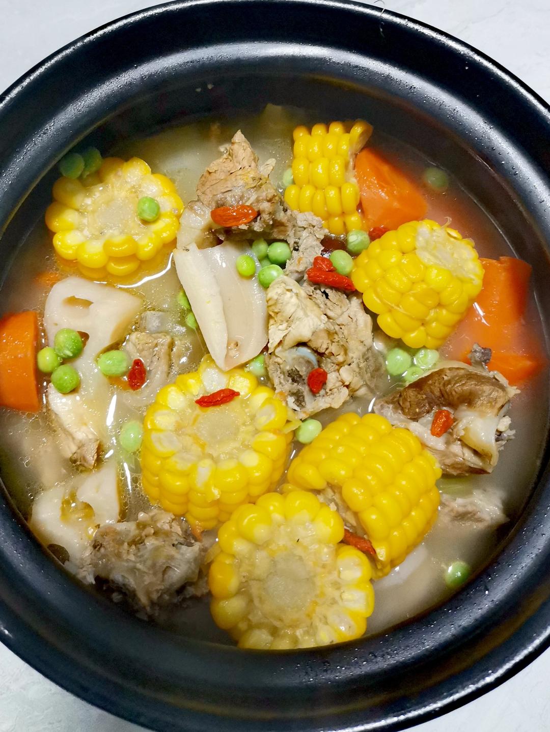 汤鲜味美的【玉米莲藕排骨汤】