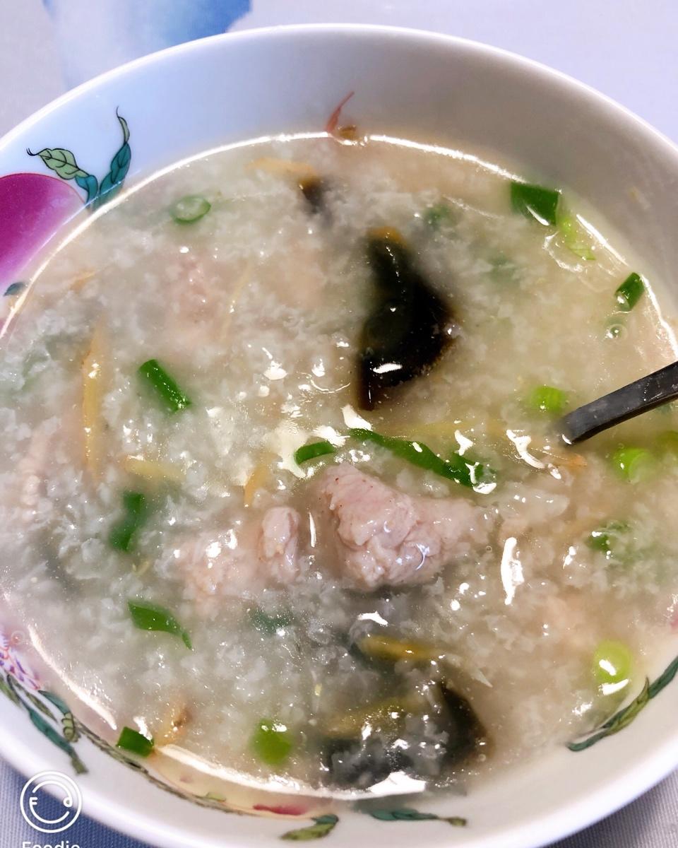 暖胃美味皮蛋瘦肉粥