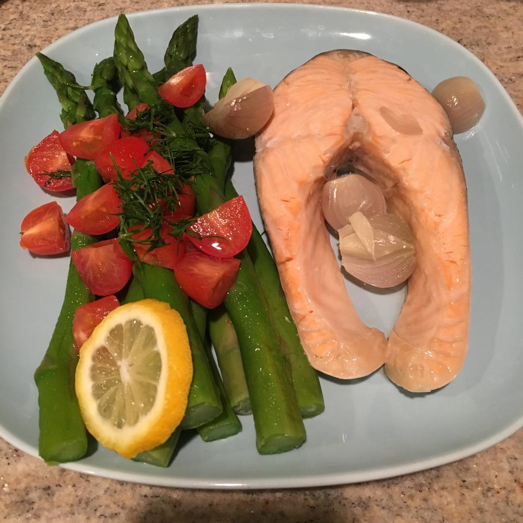 减脂三文鱼芦笋餐