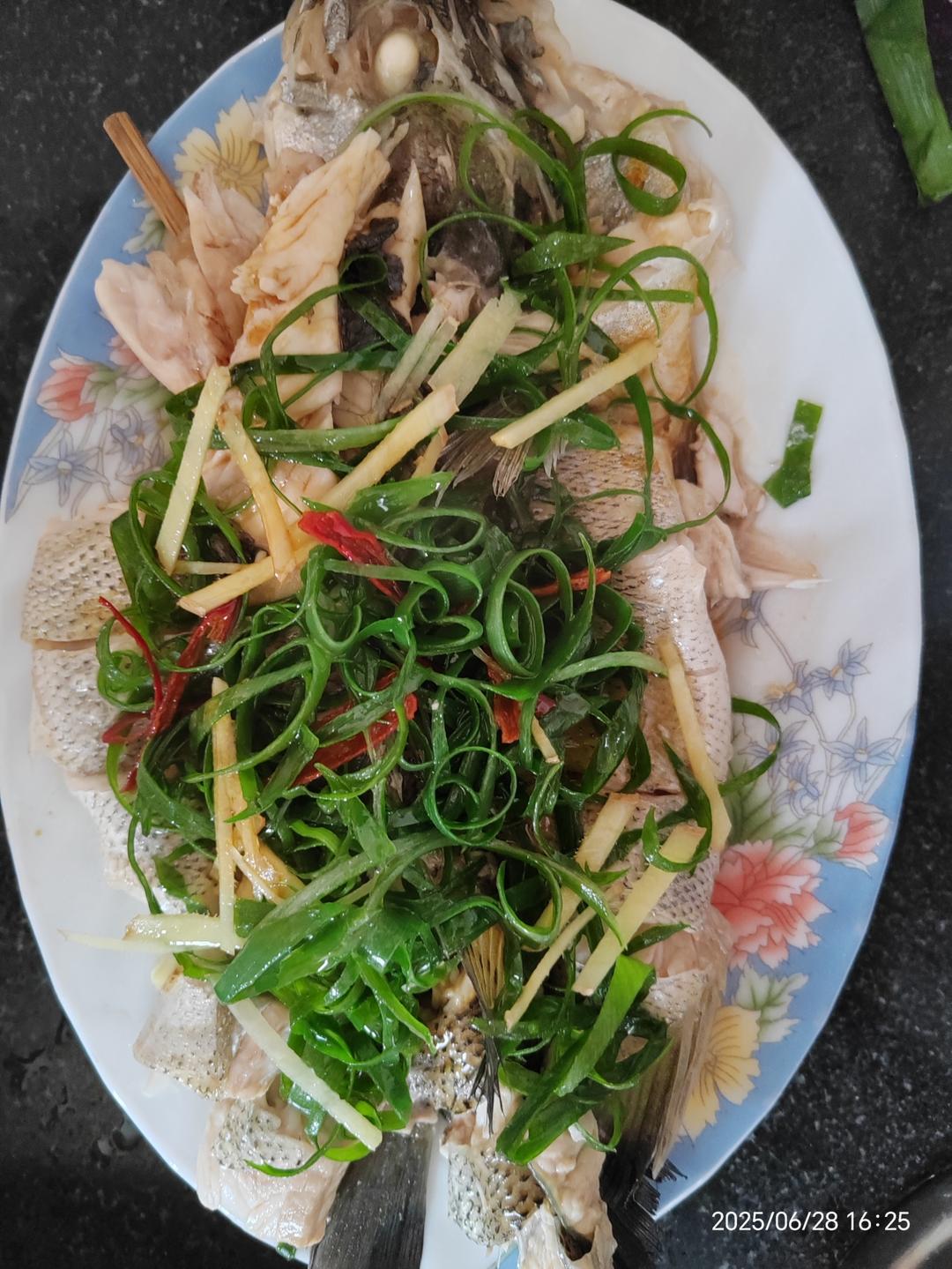 厨师长教你：“清蒸鲈鱼”，鲜嫩美味，内附蒸鱼酱油专业调制方法