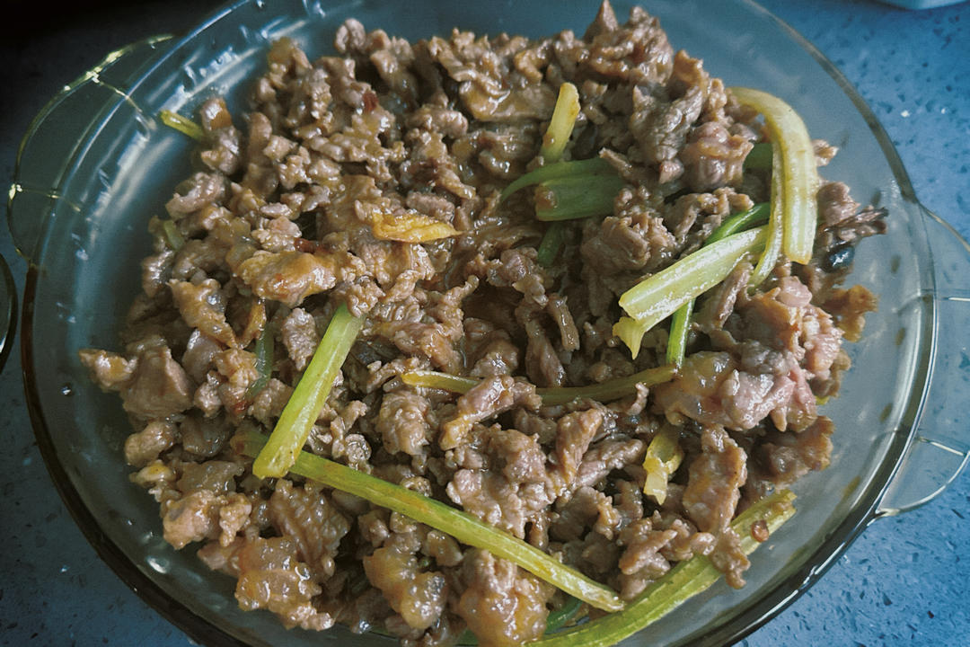 两个小窍门，教你炒出嫩滑不柴、没有腥味的芹菜炒牛肉