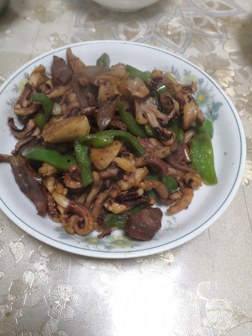 爆炒鱿鱼须，加上这一步，可以与铁板鱿鱼媲美