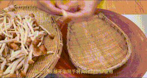 厨师长教你：“干锅茶树菇”的家常做法，鲜辣干香，爽脆下饭的做法 步骤4