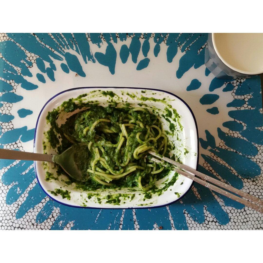 【健康三餐】菠菜牛油果青酱西葫芦面条
