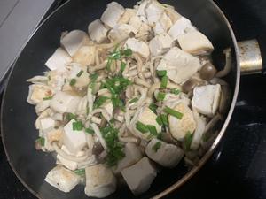 蟹味菇炖豆腐的做法 步骤4