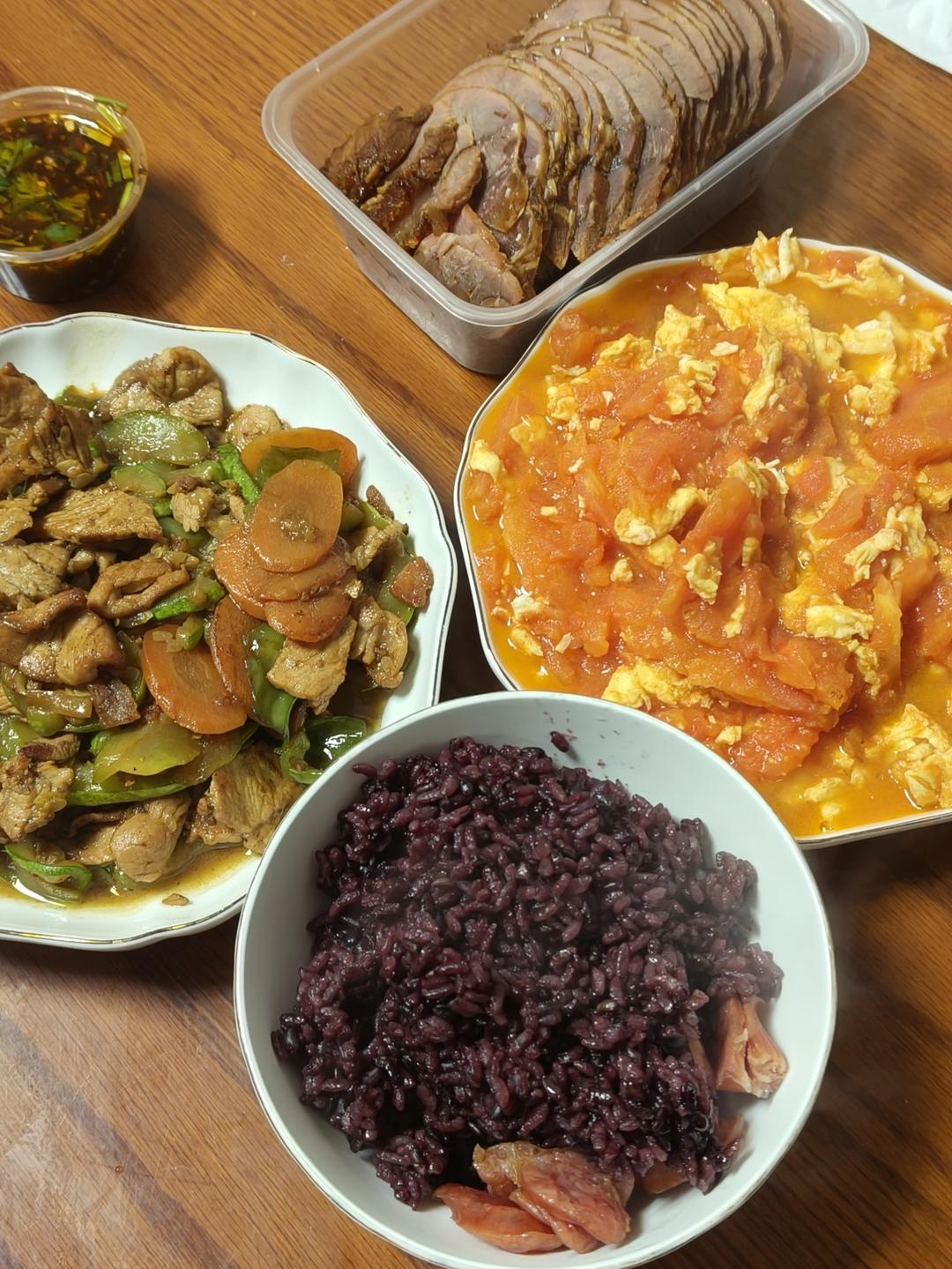 两个人一起炫饭啦！