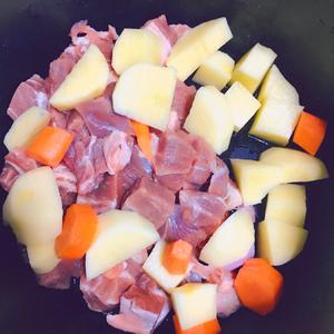 电压力锅焖牛肉土豆胡萝卜（超级简单）的做法 步骤1