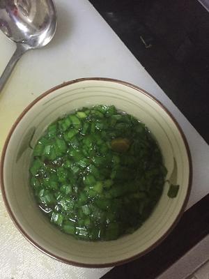 雪菜土豆拌韭菜汤面的做法 步骤4