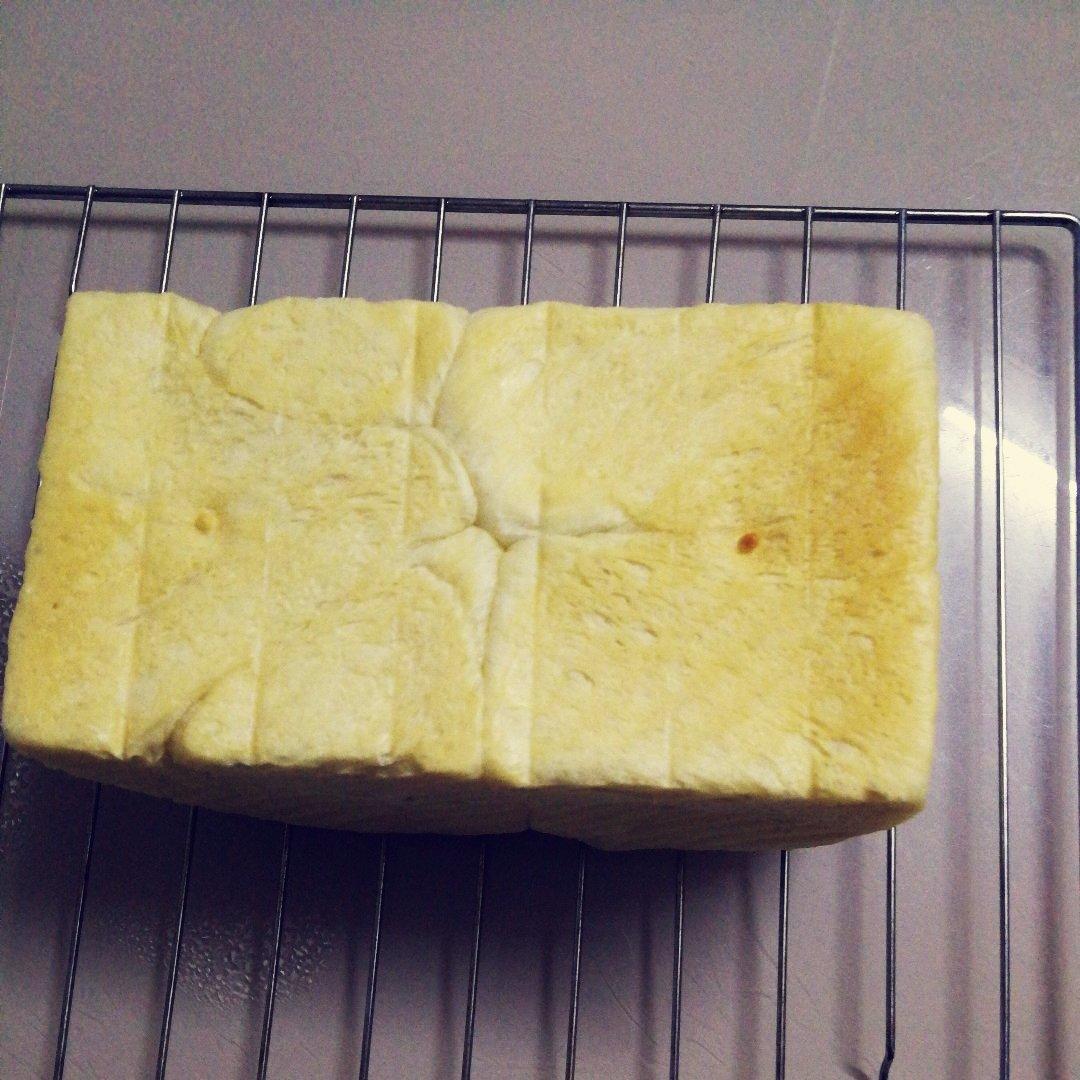 用烤箱自己做面包--手工牛奶吐司面包