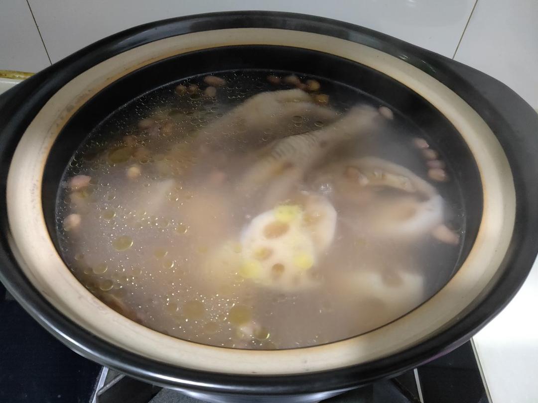 超简单花生莲藕鸡爪汤