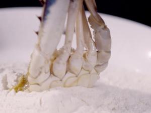 咖喱炒蟹 | 一条视频的做法 步骤7