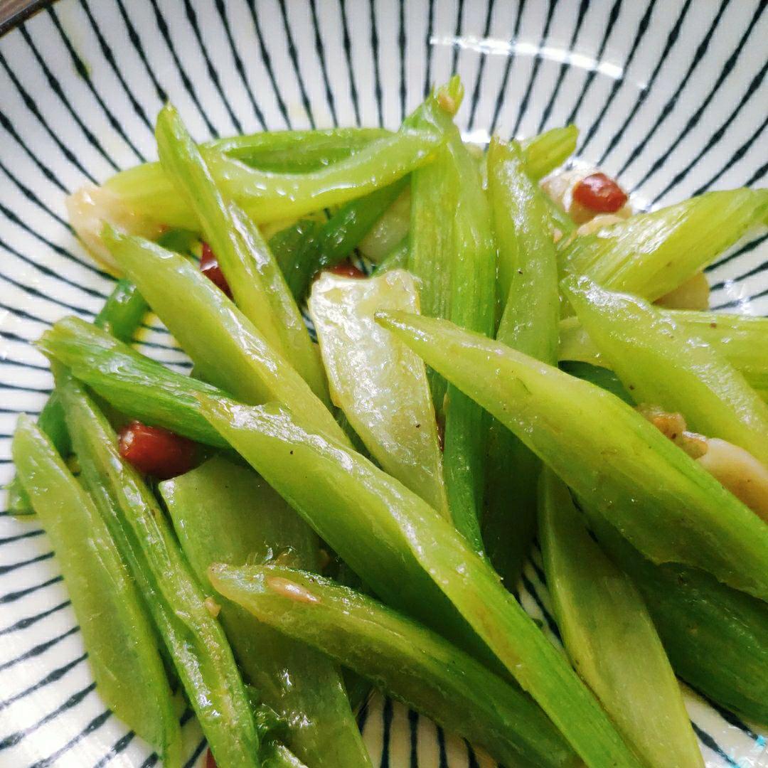 究极解油腻好菜：蒜炒西芹
