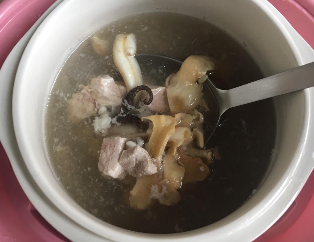 小海马花胶瘦肉汤的做法