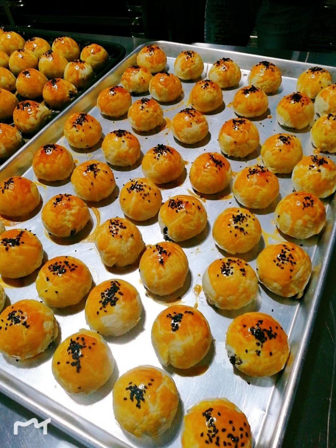 蛋黄酥 Danhuangsu
