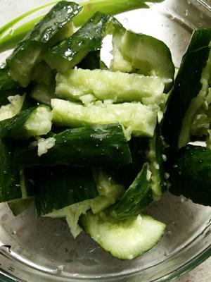 夏季开胃小菜拍黄瓜的做法 步骤2