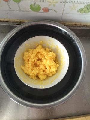 只用鸡蛋、淀粉、绵白糖、食用油做奶黄馅的做法 步骤4