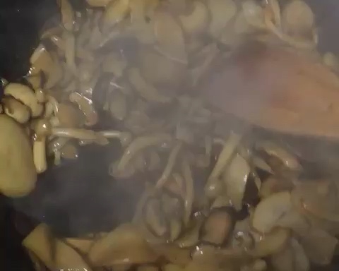 橄榄油炒三种蘑菇的做法 步骤5