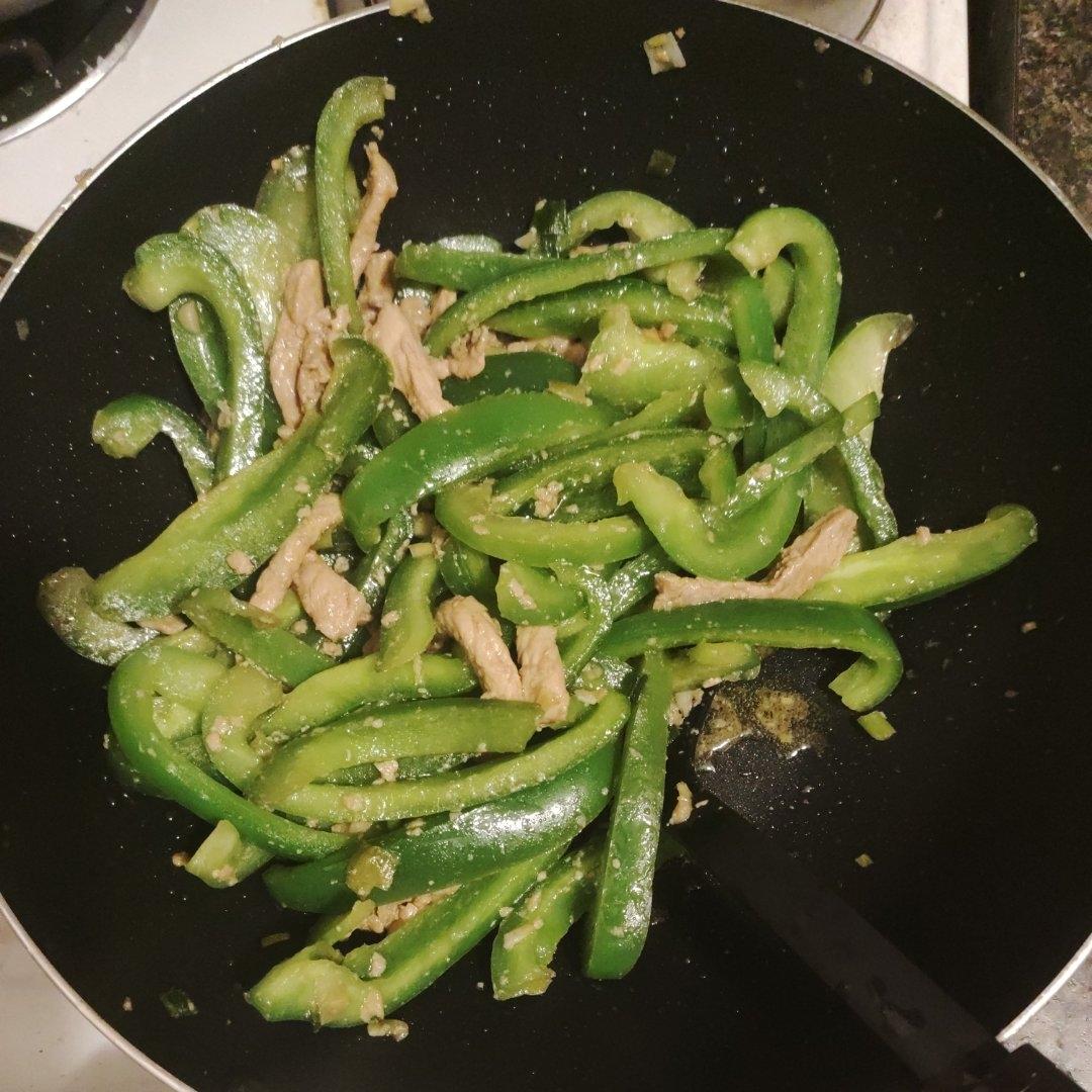 经典的家常菜，青椒炒肉丝，简单的食材也能做出如此美味