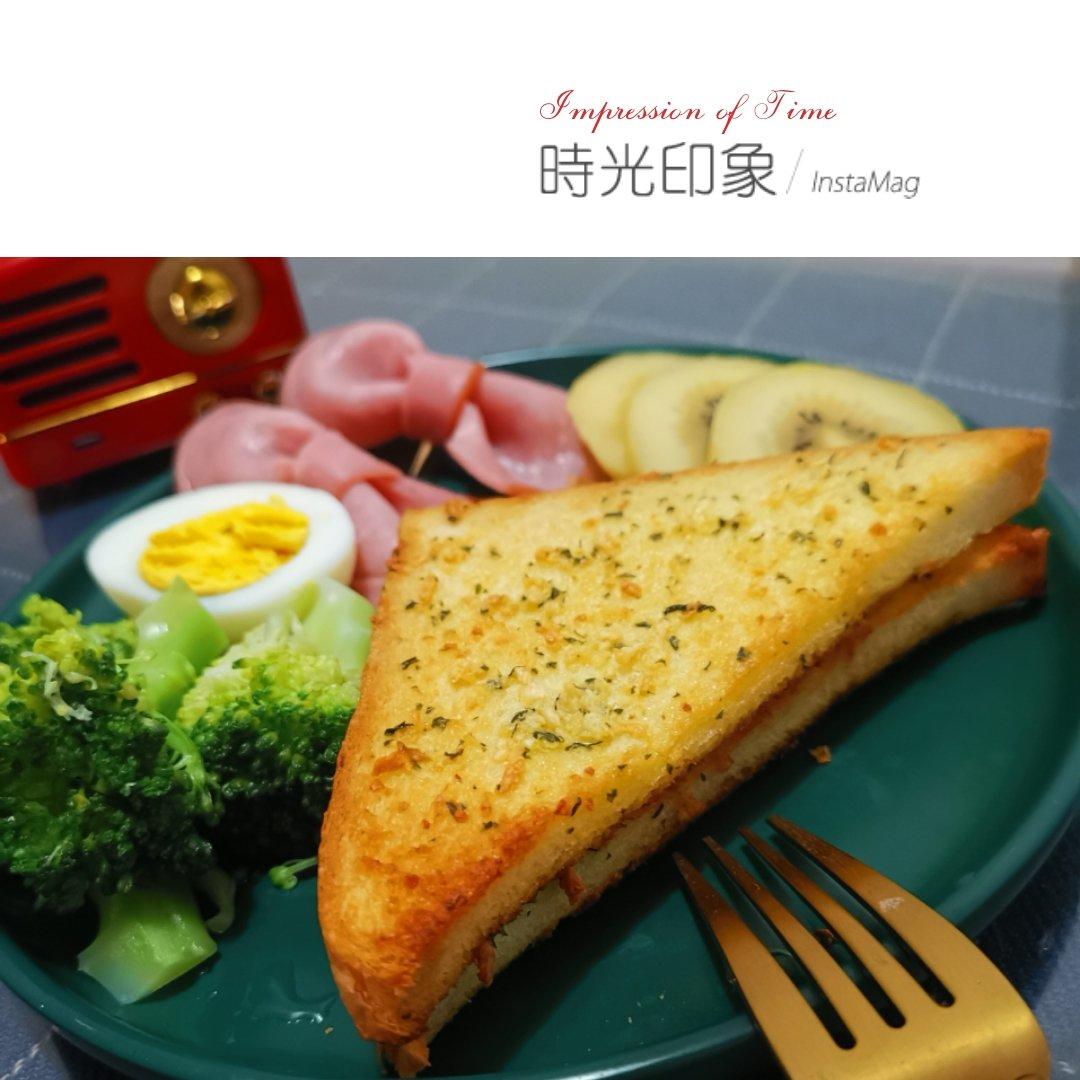 吃完还想啃手指的蒜香烤吐司面包