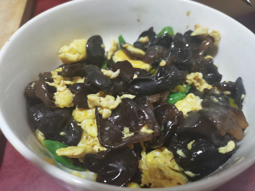 黑木耳青椒炒鸡蛋（营养又下饭）