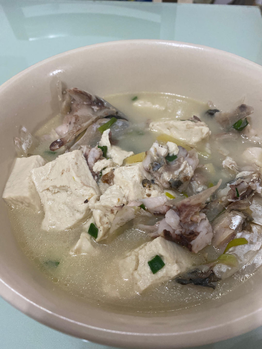 鱼头汤（鱼头豆腐时蔬汤、味鲜汤白有窍门)