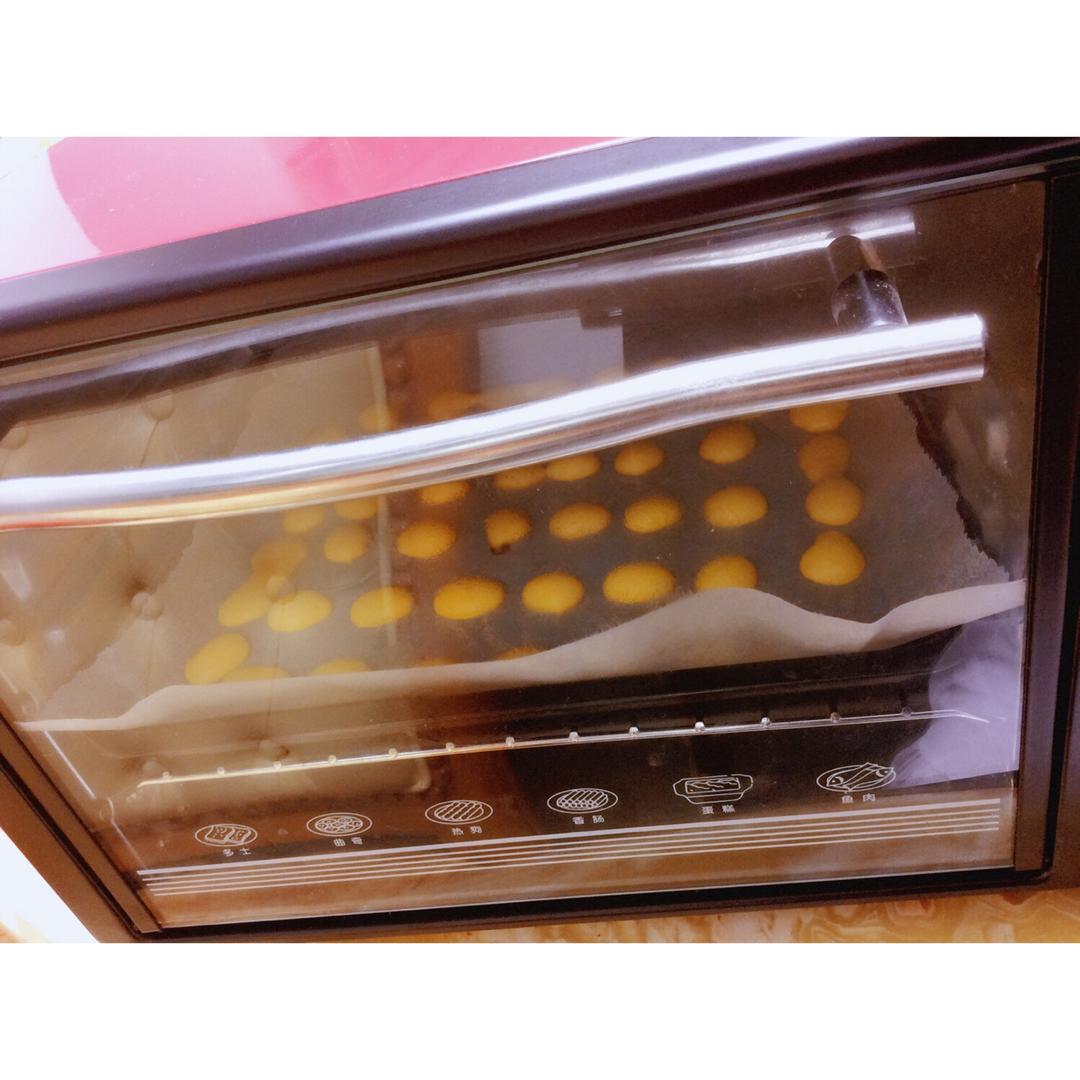 入口即化的无添加蛋黄溶豆