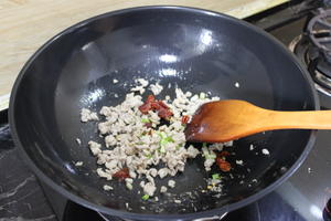 佟小鹤的家常菜--香辣肉末炒豆角的做法 步骤2