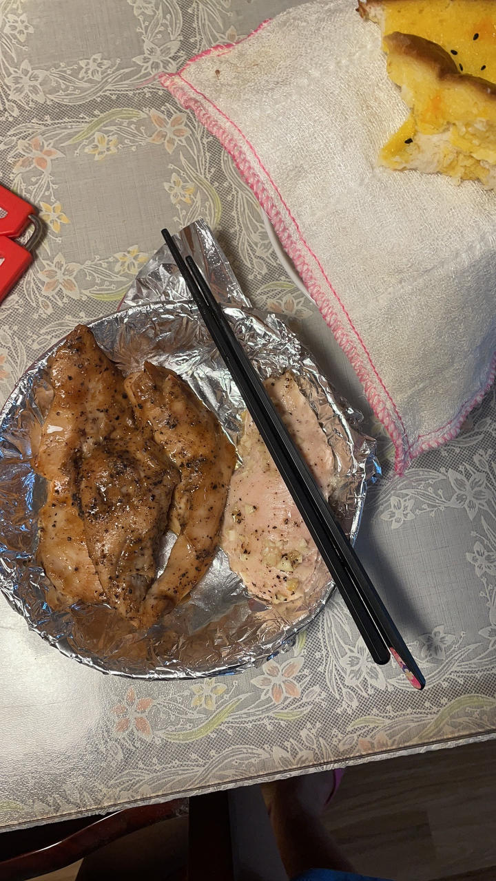 香煎鲜嫩多汁的黑椒鸡胸肉