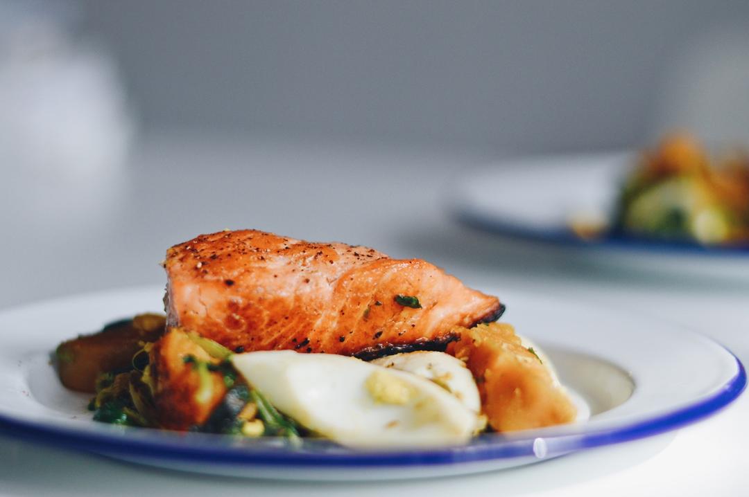 脆皮嫩肉——极致煎三文鱼