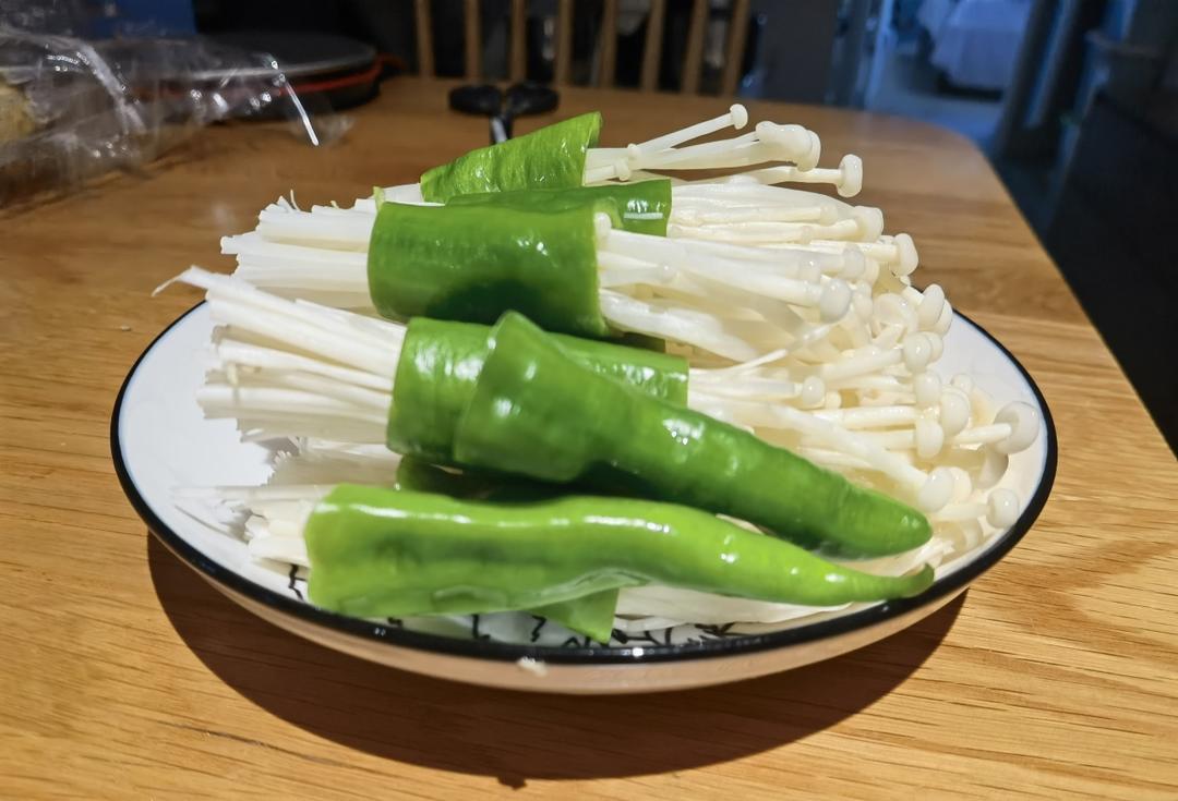 青椒卷金针菇，无敌下饭