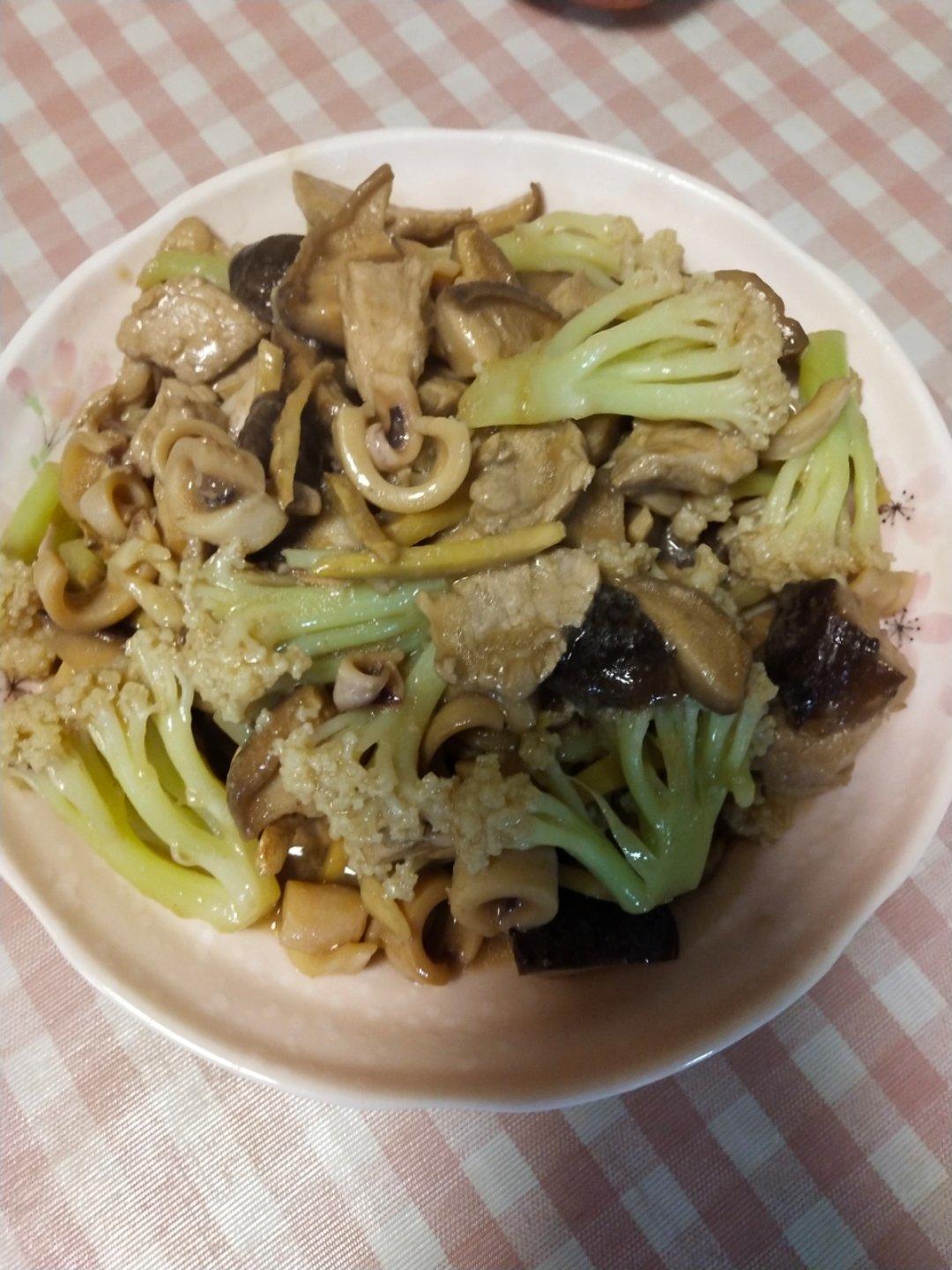 鱿鱼干香菇肉片炒花菜