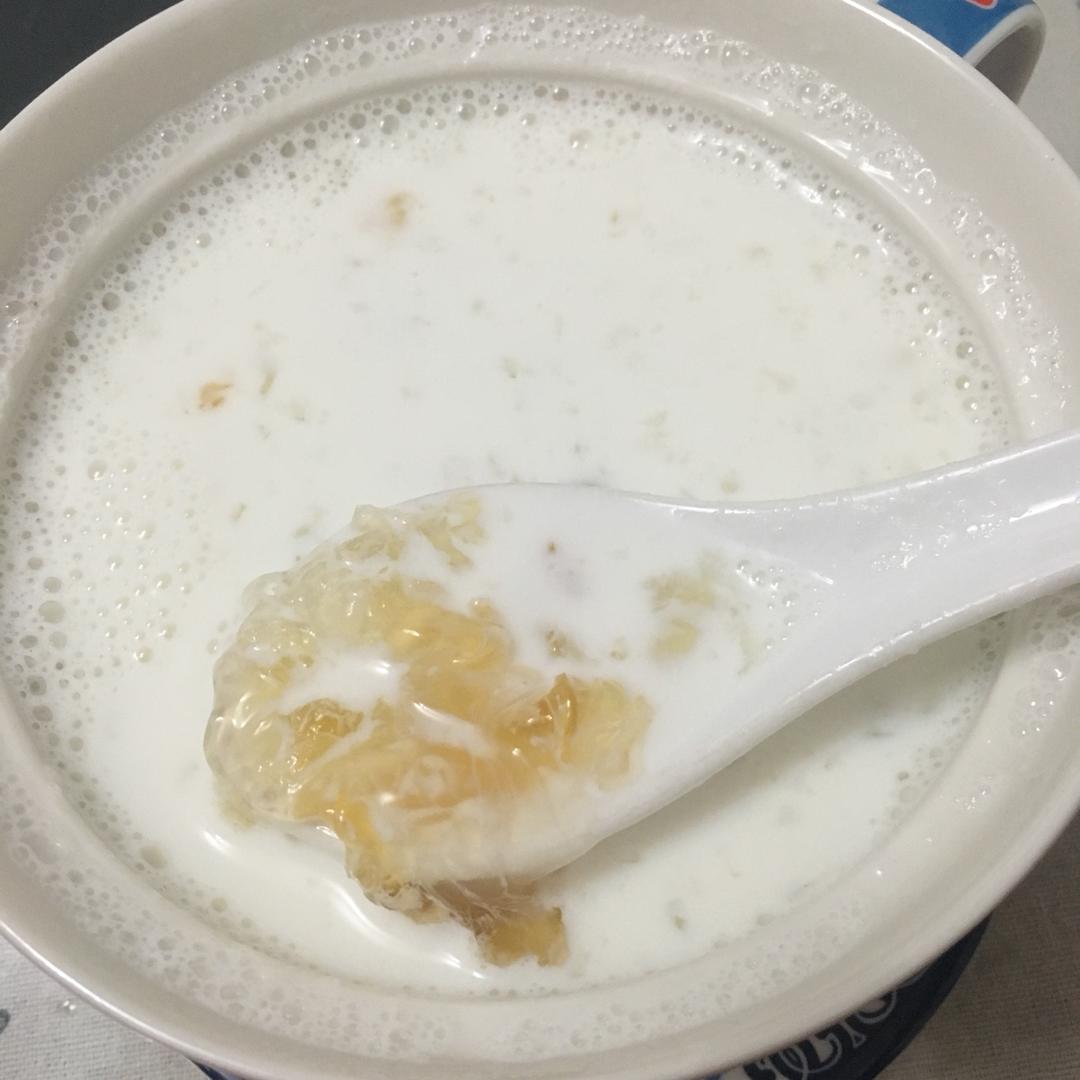 牛奶炖桃胶