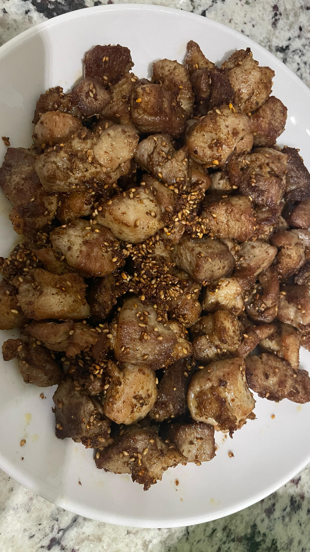 把猪肉放锅里蒸一蒸，出锅真是太香了，第一次见这样做的，真解馋