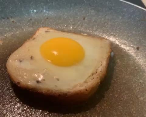 【早餐】溏心鸡蛋吐司的做法