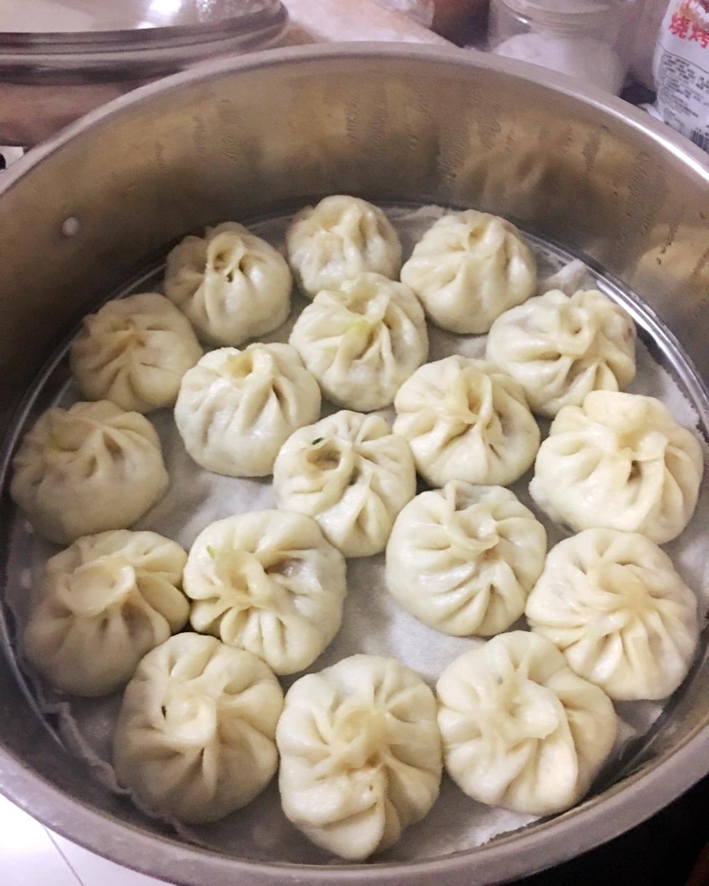 松软多汁的肉包子