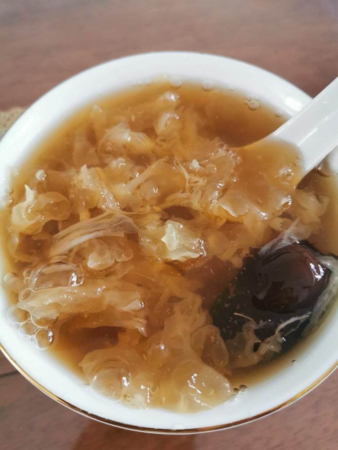 银耳雪梨糖水的做法