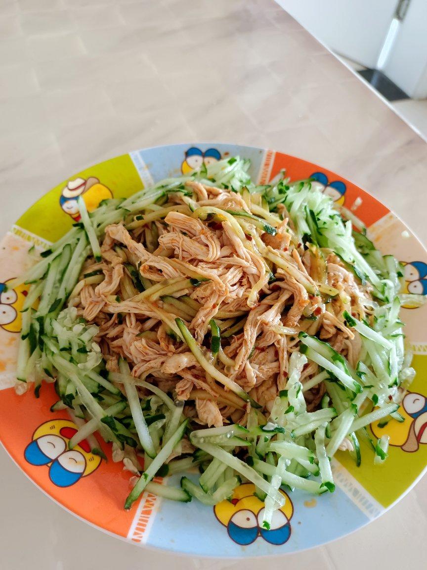 手撕麻辣鸡丝，麻麻辣辣的感觉很夏天