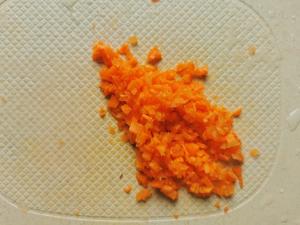 12m+辅食，胡萝卜虾皮蛋烧的做法 步骤2