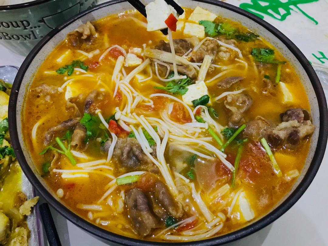 番茄金针菇肥牛锅 鲜到眉毛掉