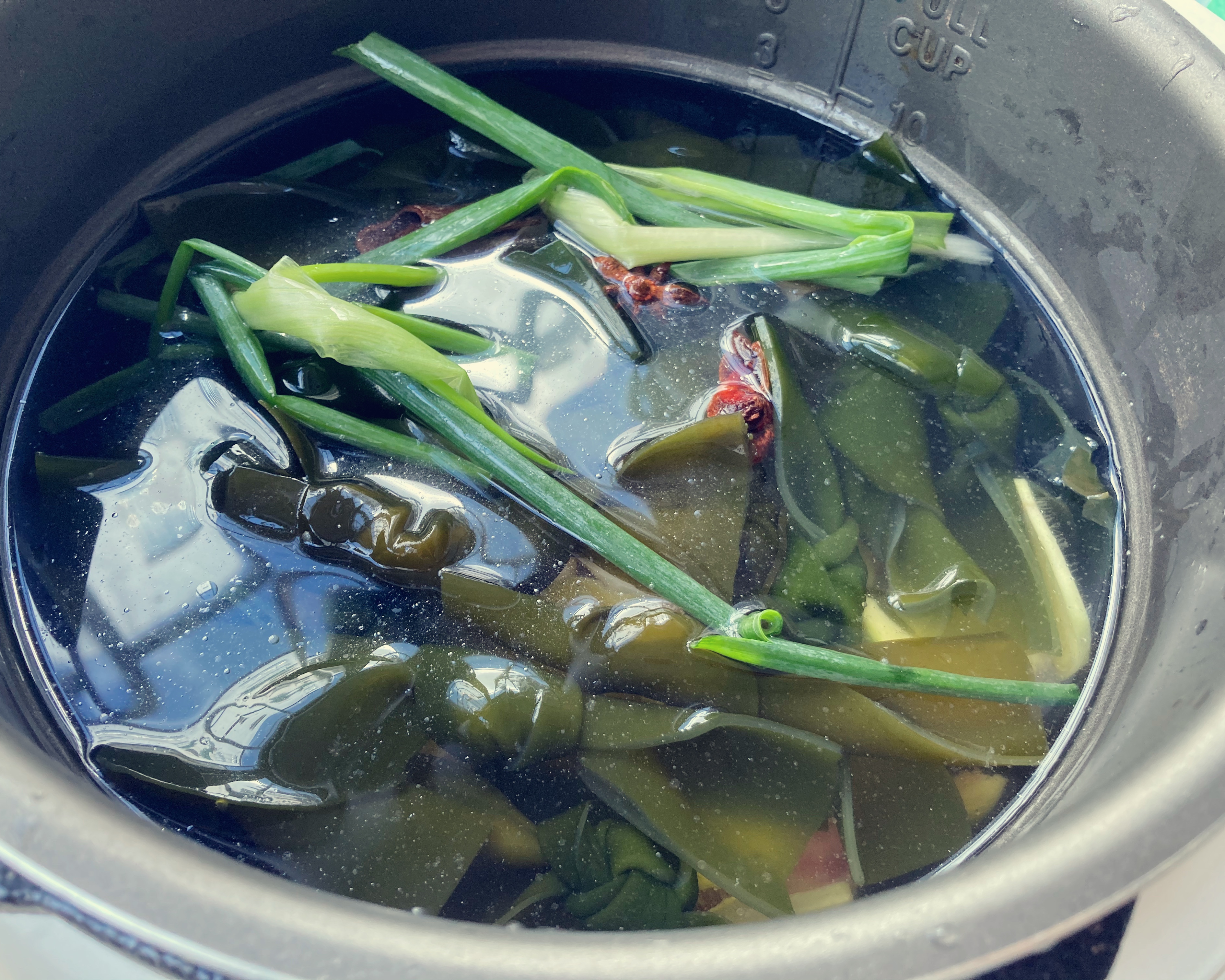 猪蹄炖海带汤🥣多喝汤，胶原蛋白补起来的做法 步骤2
