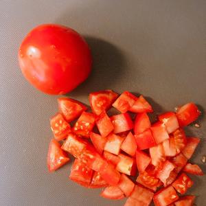 【减脂快手餐】番茄蛋炖饭（消灭剩米饭，秒杀一个番茄饭）的做法 步骤1