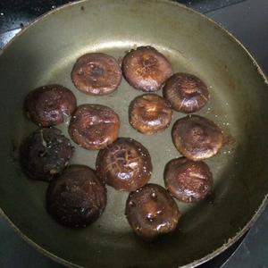 香煎鲜香菇的做法 步骤4